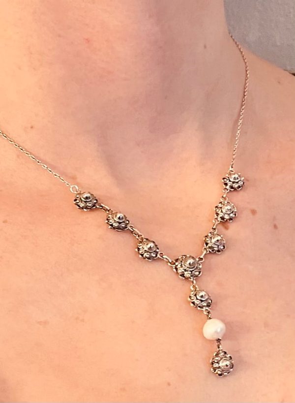 Zilveren Y-Collier met 1 Zeeuwse Knoop van 10mm, 8 van 8mm en een Parel