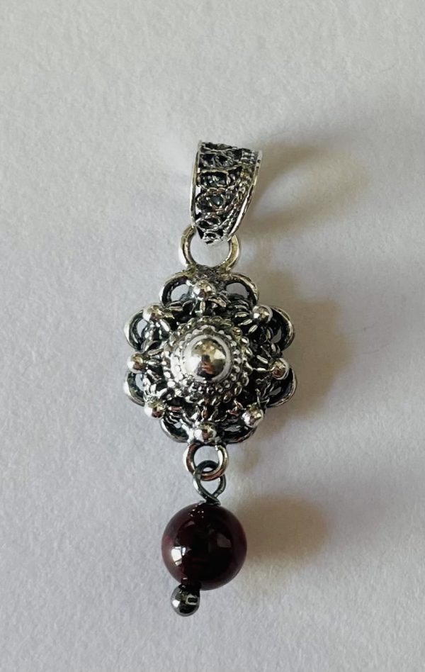 Silver Pendant with 10mm Zeeuwse Knoop and Garnet - Image 2