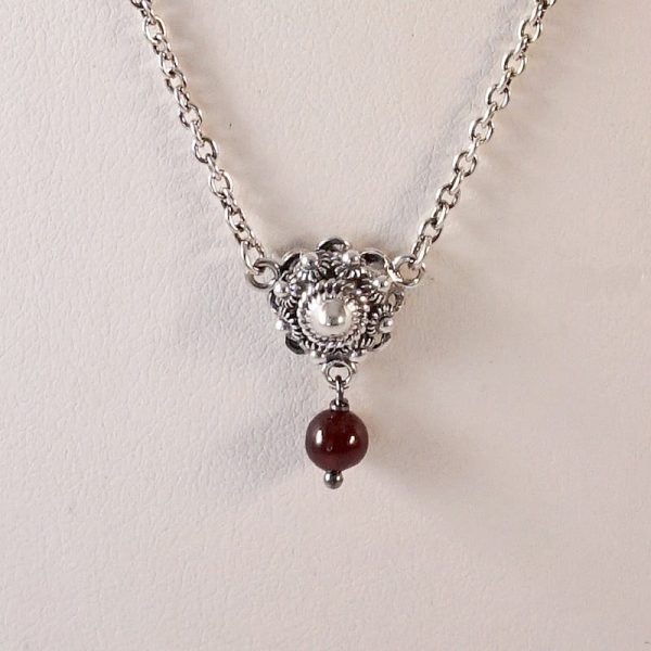Silver Necklace with Zeeland knoop 10mm with Garnet