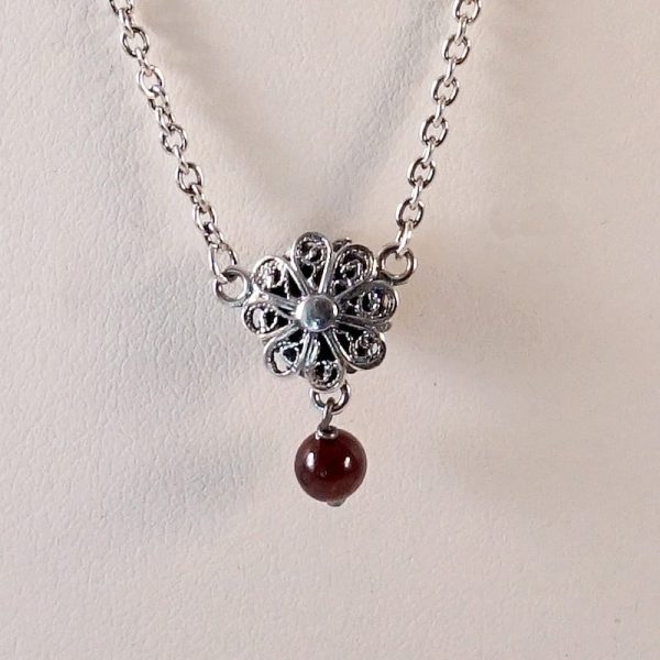 Silver Necklace with Zeeland knoop 10mm with Garnet - Image 4