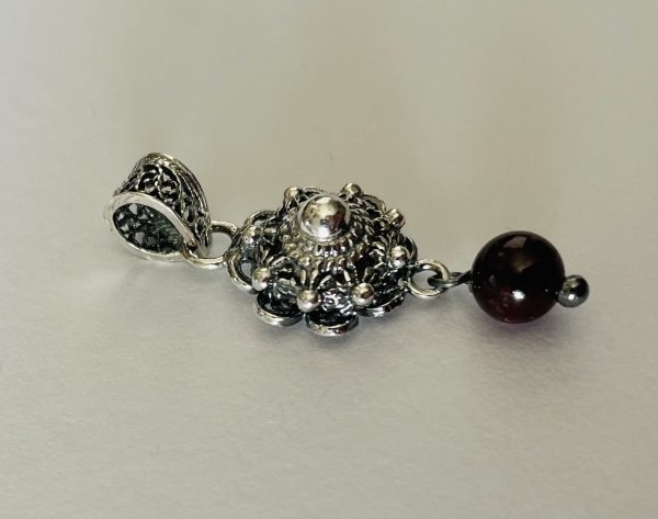 Silver Pendant with 10mm Zeeuwse Knoop and Garnet - Image 4