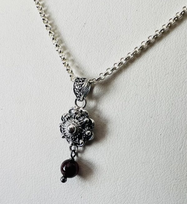Silver Pendant with 10mm Zeeuwse Knoop and Garnet