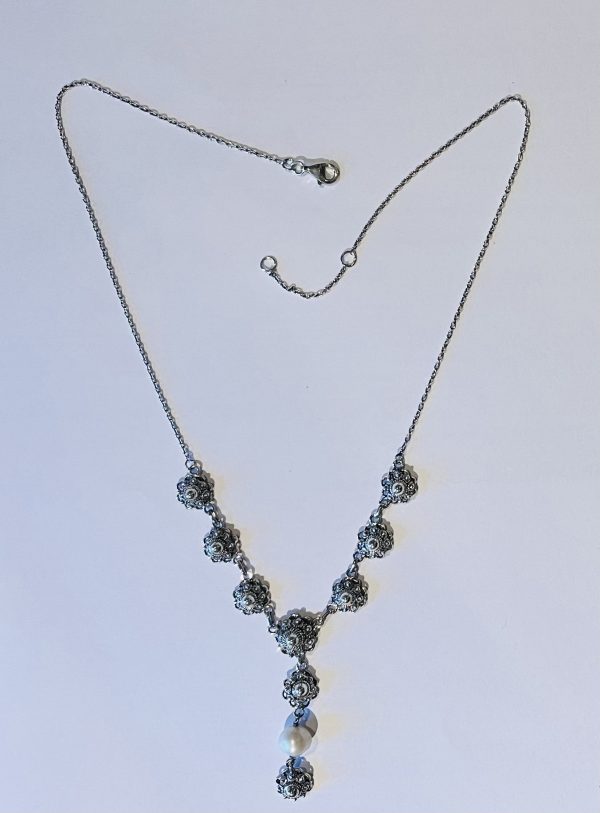 Zilveren Y-Collier met 1 Zeeuwse Knoop van 10mm, 8 van 8mm en een Parel - Afbeelding 2