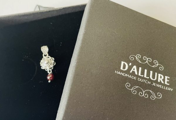 Silver Pendant with 10mm Zeeuwse Knoop and Garnet - Image 7