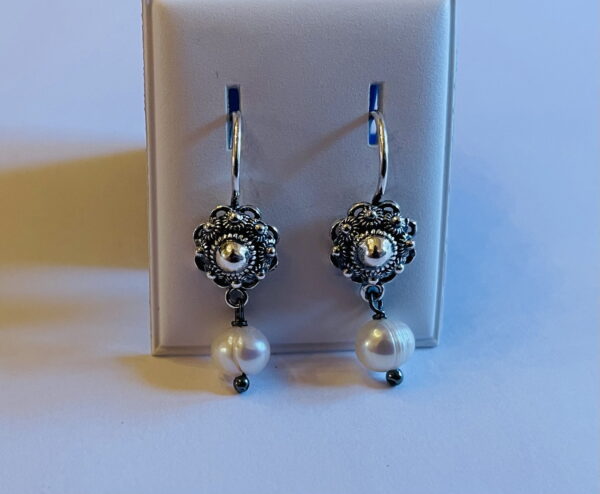 Zilveren Oorhangers met Zeeuwse Knoop 8mm en Zoetwaterparel